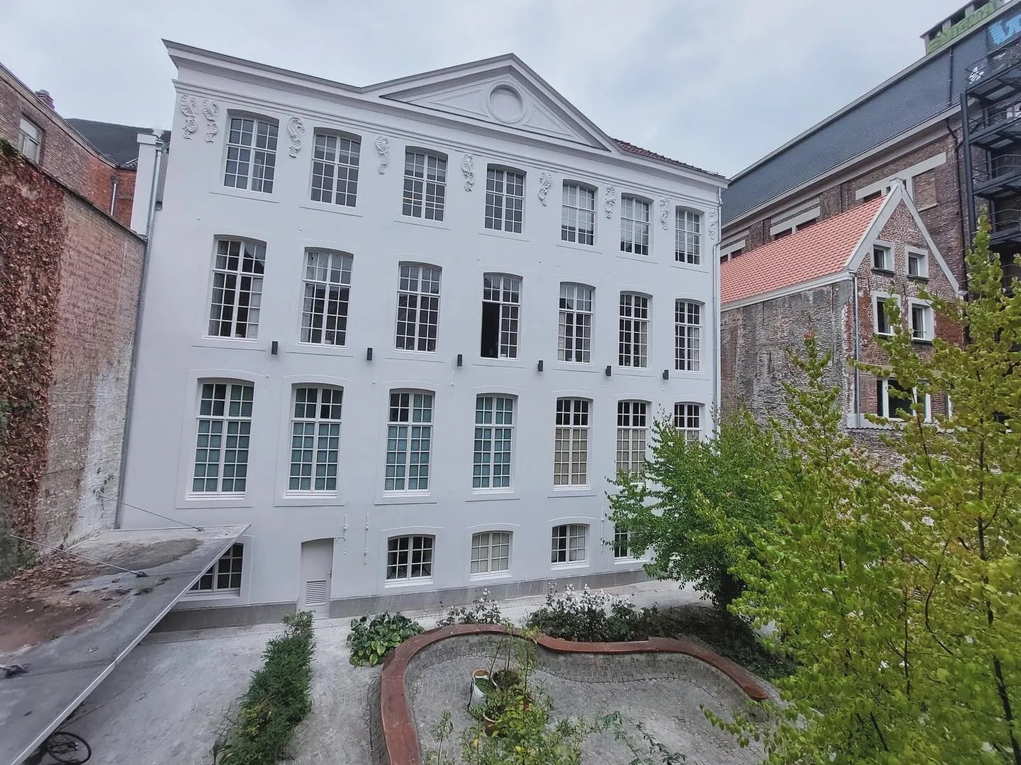Herstelde 18e-eeuwse witte gevel van het Museum Arnold Vander Haeghen in Gent