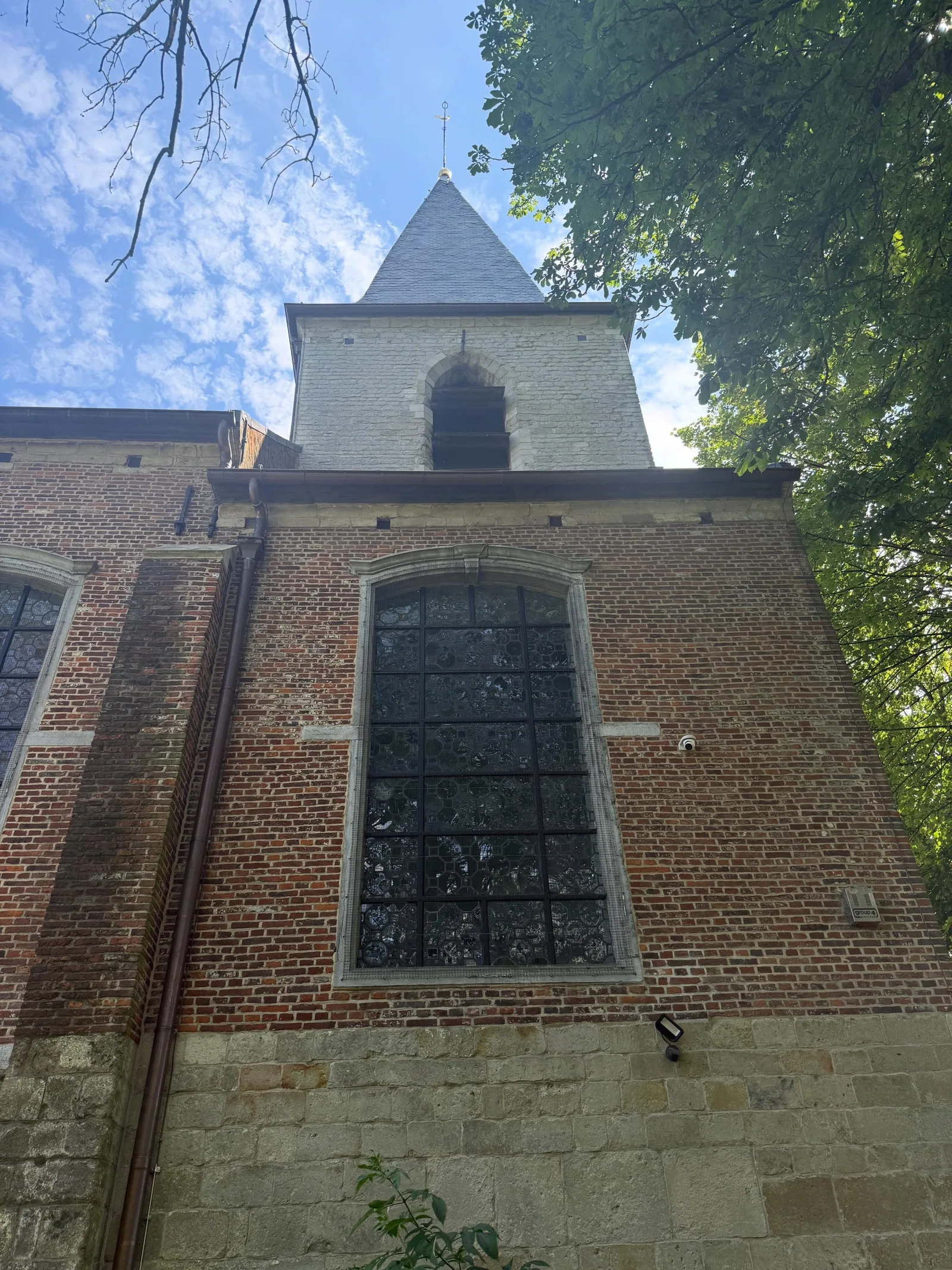 Gerestaureerd kerkdak van de Sint-Egidiuskerk in Groot-Bijgaarden