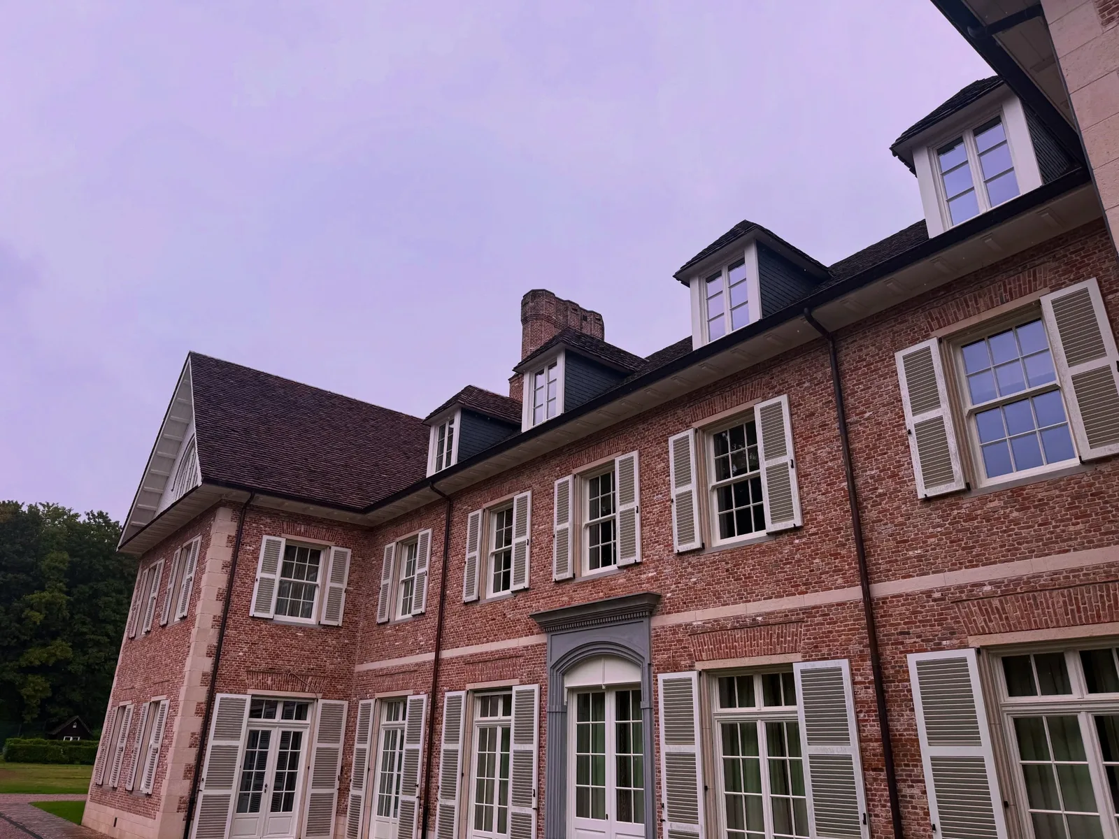 Nieuwbouwwoning met Bourgondische tegelpannen en natuurleien