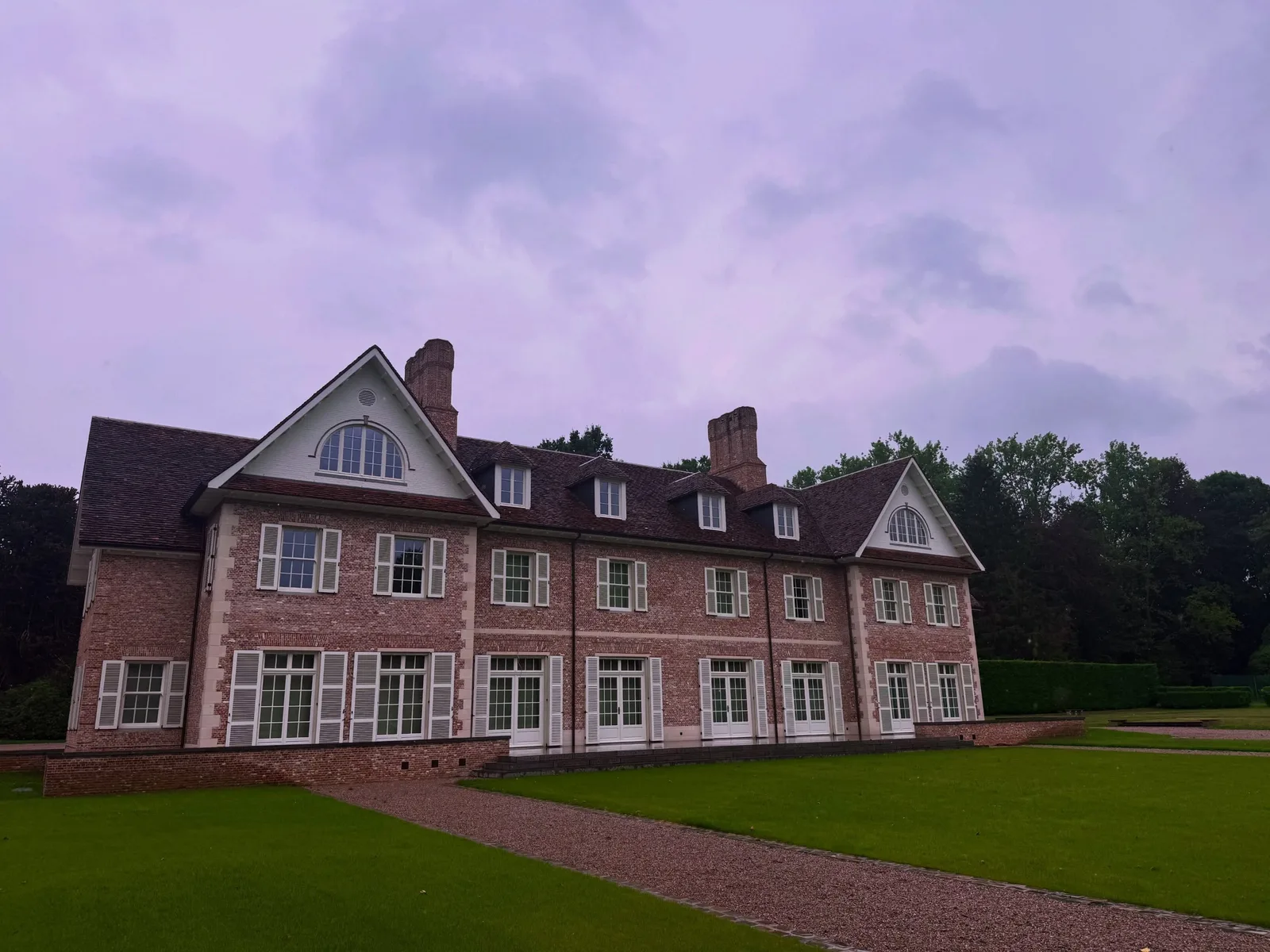 Dak van de nieuwbouwwoning met Bourgondische tegelpannen