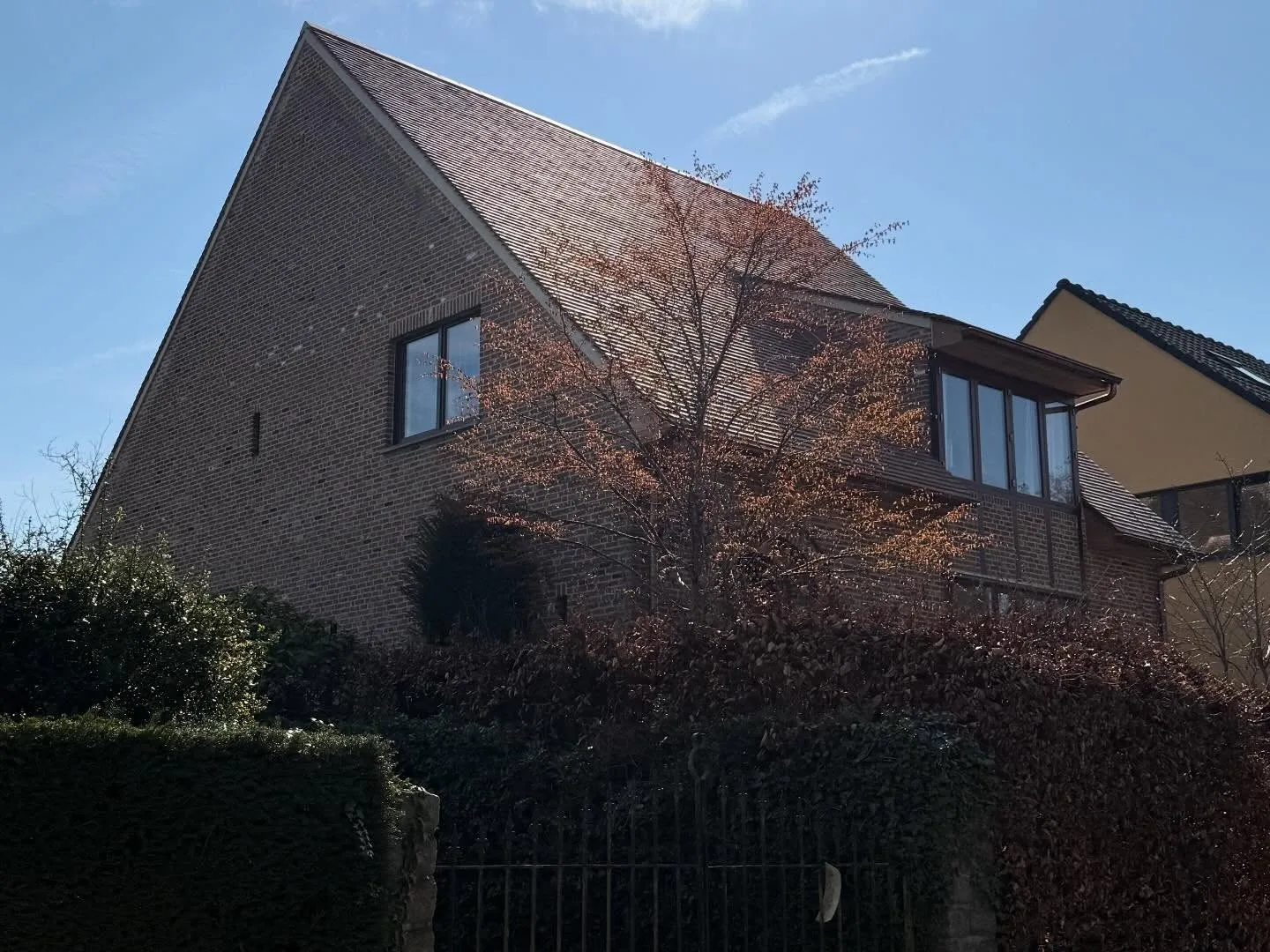 Zijgevel en dak van woning met tegelpan Aleonard Patrimoine
